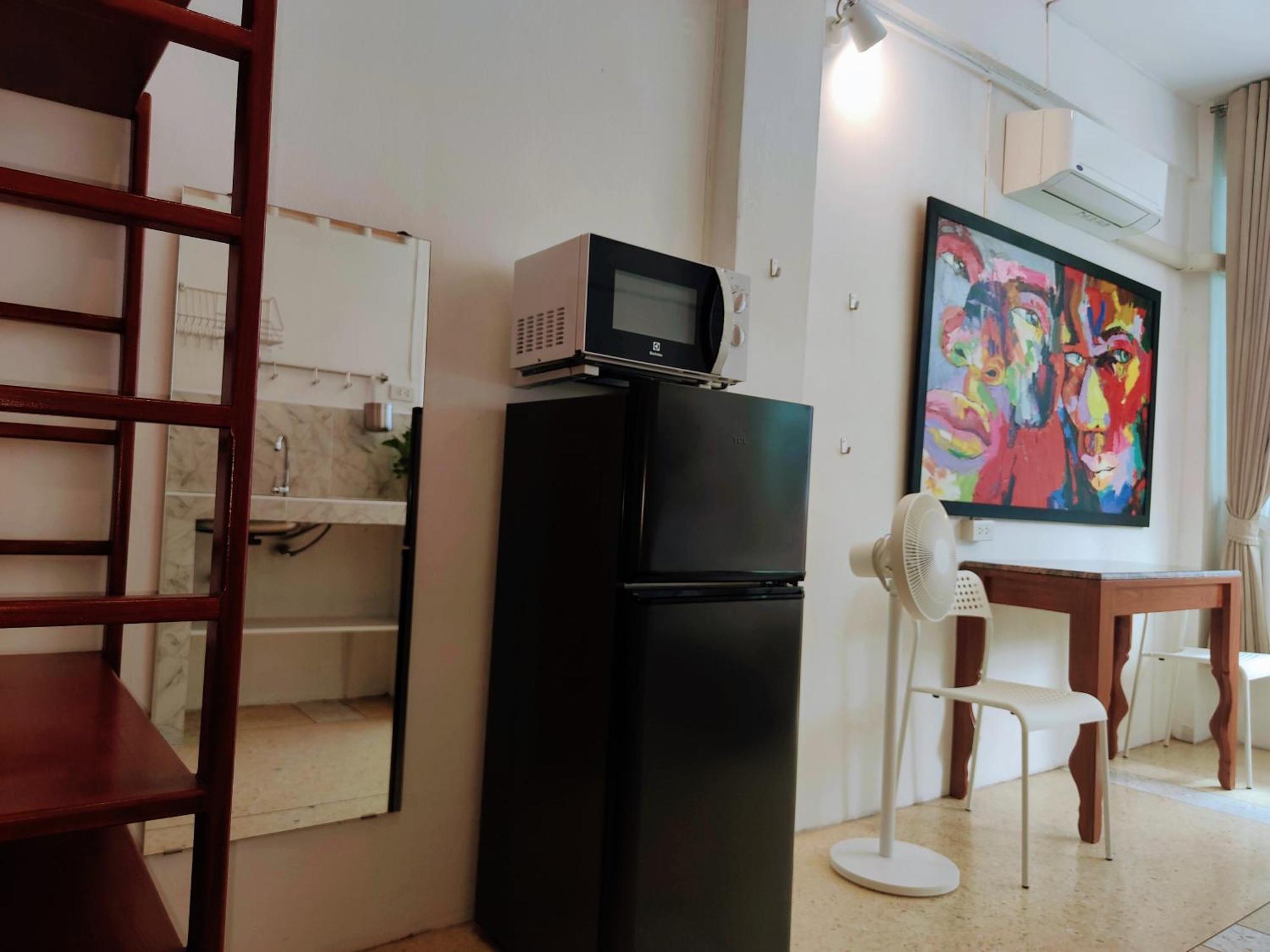 Lumphini 5 Train Station Center Ensuite Aircon Apartment *