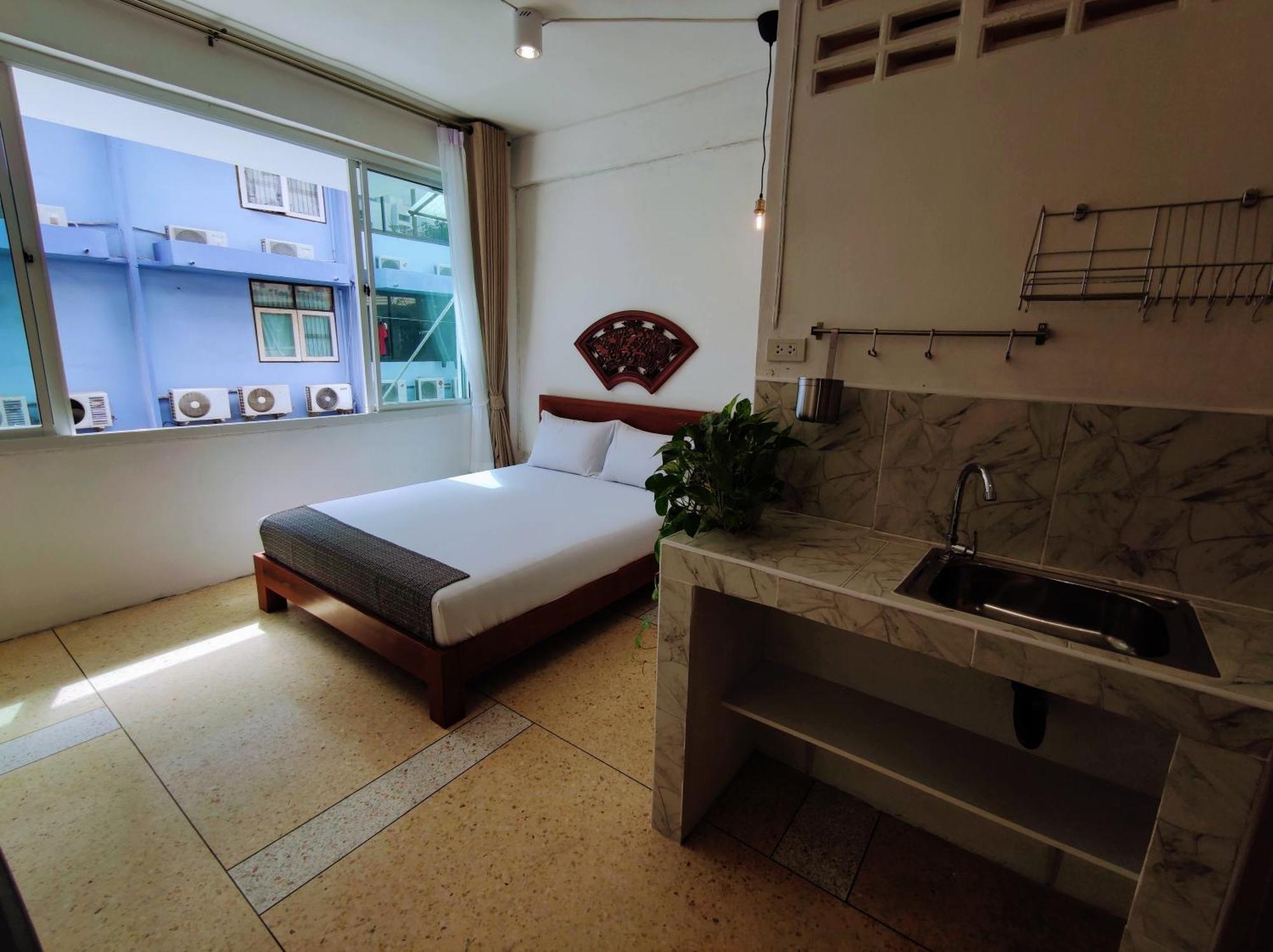 Lumphini 5 Train Station Center Ensuite Aircon Apartment *